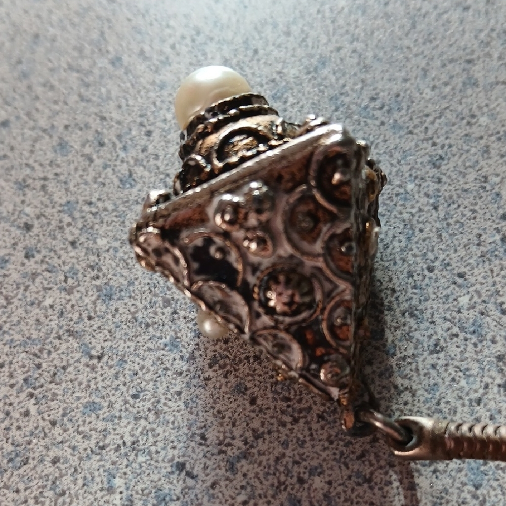 Vintage-Inspired Gold Tone And Pearl Pendant Keychain - Picture 5 of 5